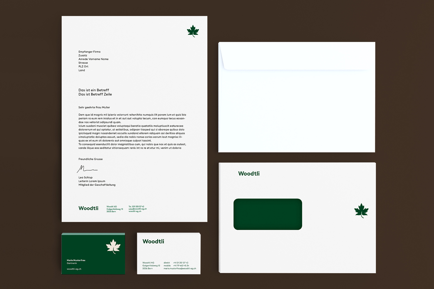 Beispiele für das neue Corporate Design von Woodtli: Briefkopf, Couvert und Visitenkarte