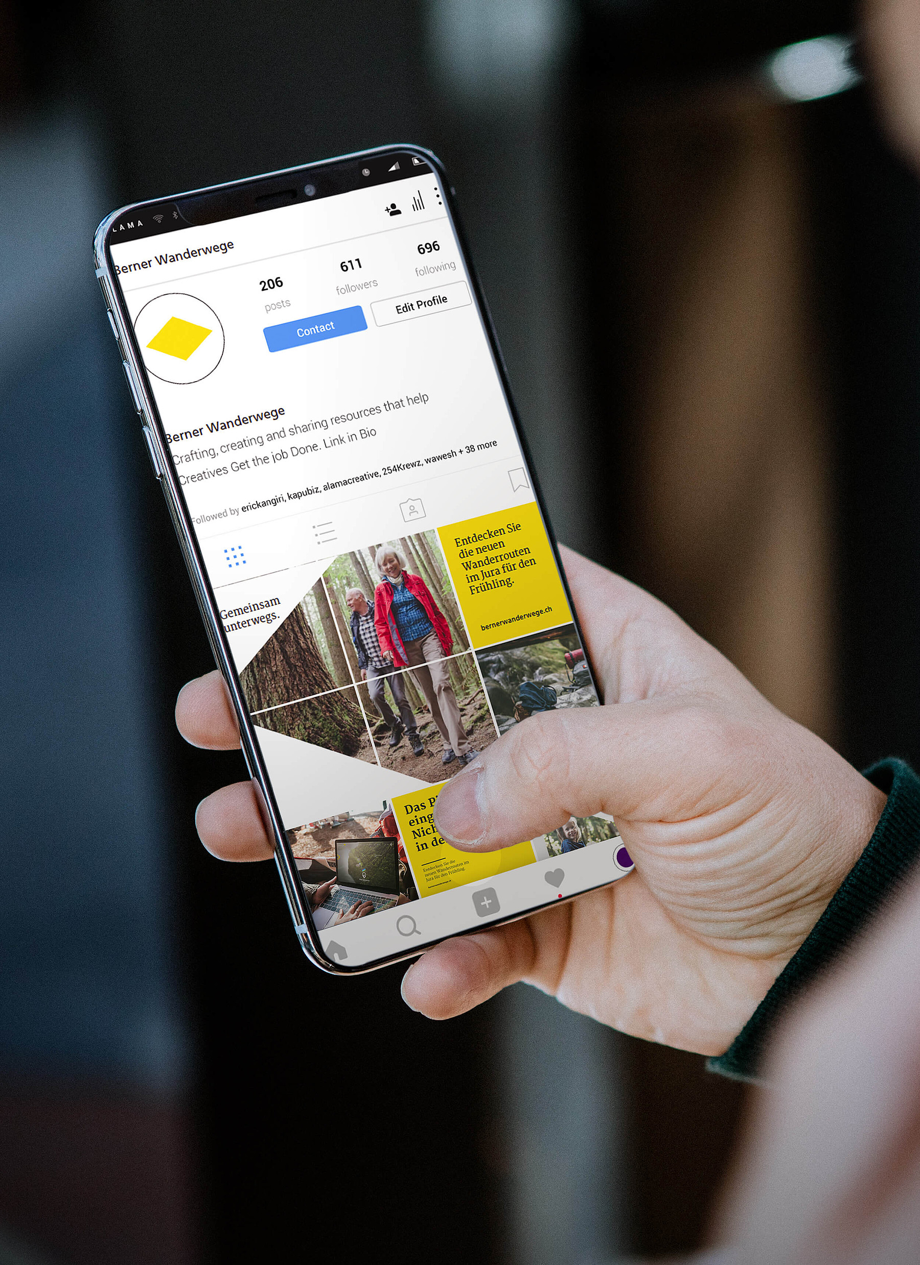 Ein Smartphone zeigt den Social-Media-Auftritt der Berner Wanderwege. 