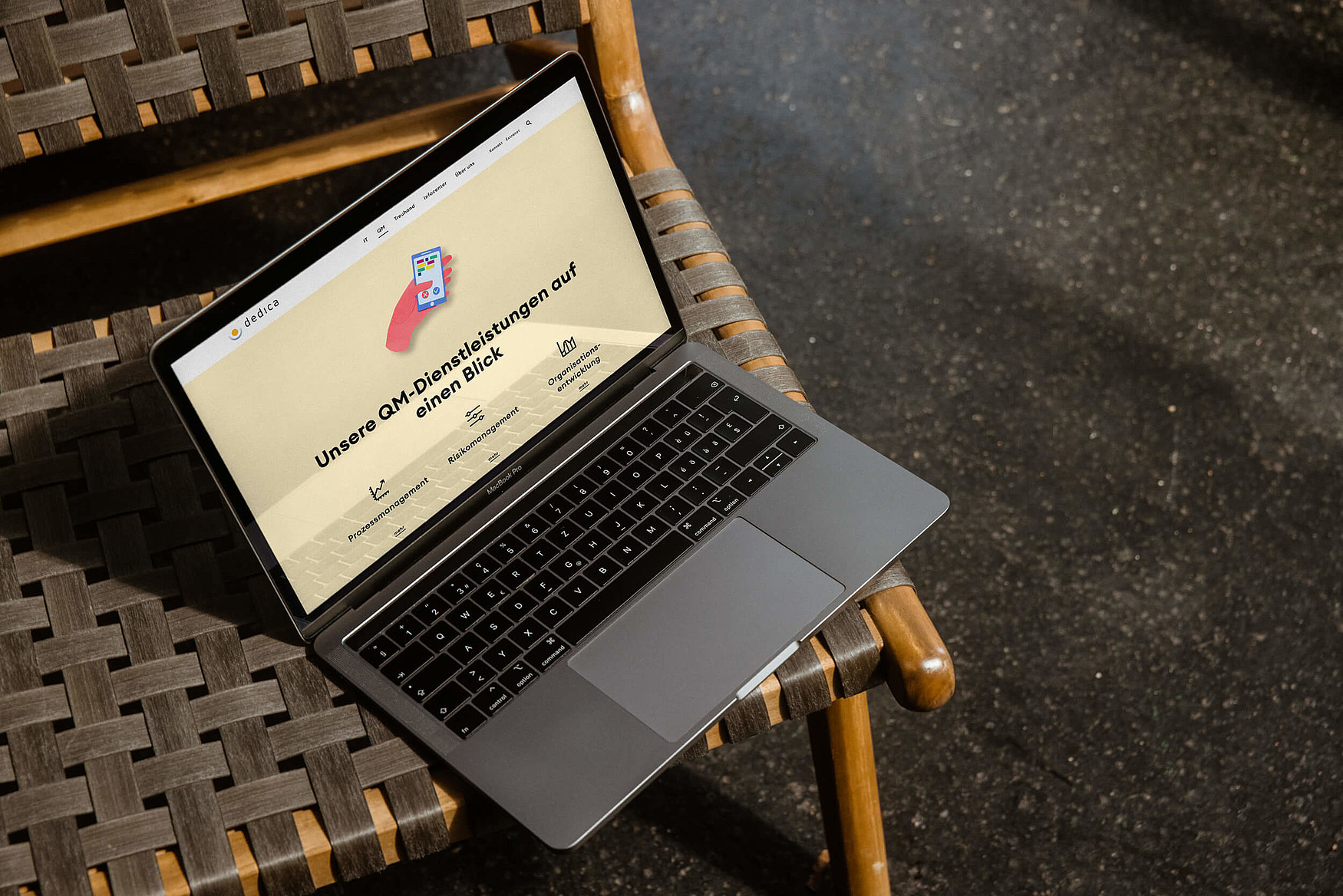 Ein Laptop gewährt Einblick in die neue Website von dedica.