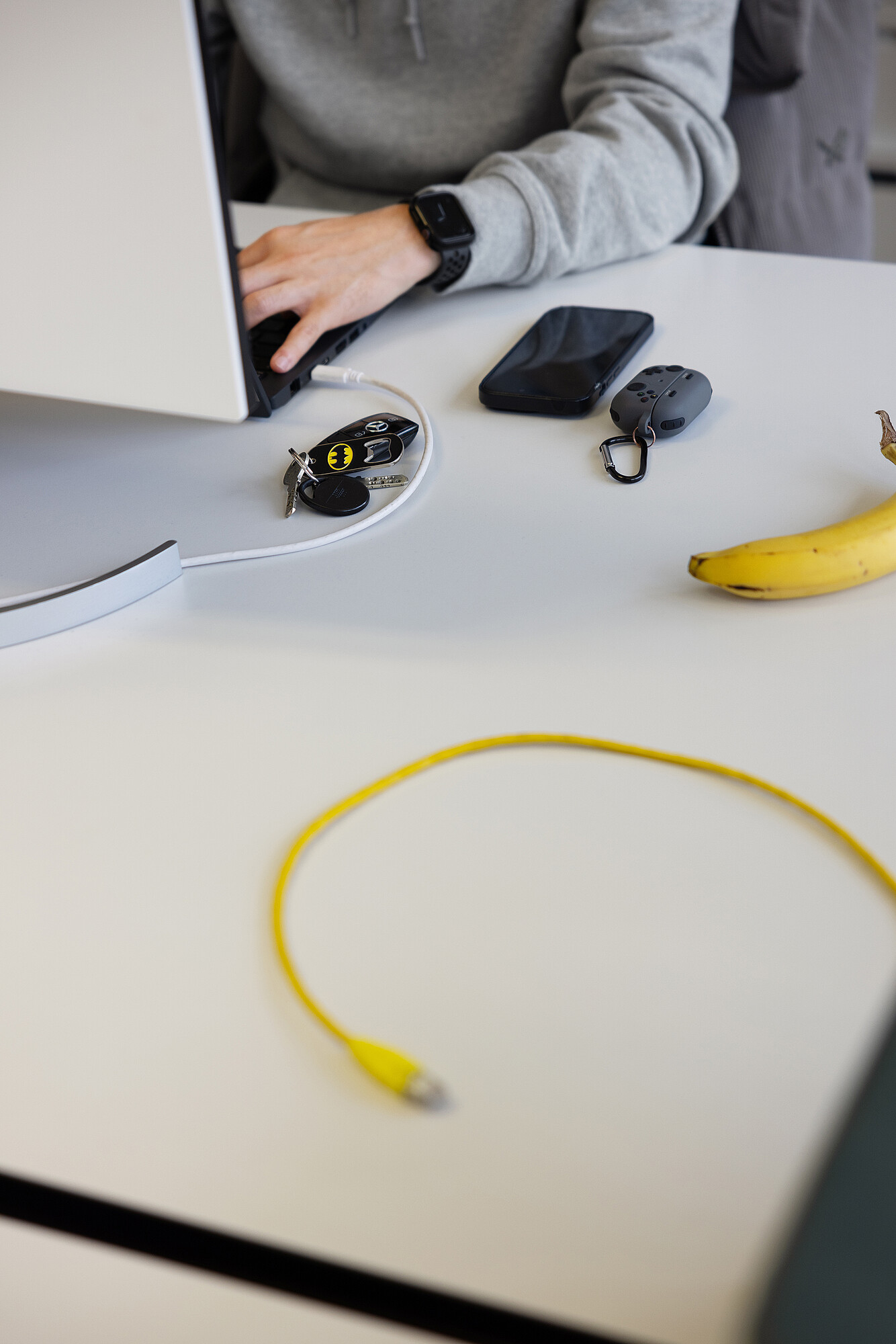Impression eines Arbeitsplatzes, die die Farben Gelb und Schwarz inszeniert